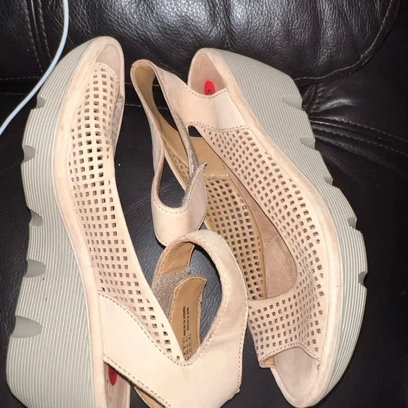 Clarks Women's Tan Peep Toe Shoes - Picture 3 of 6